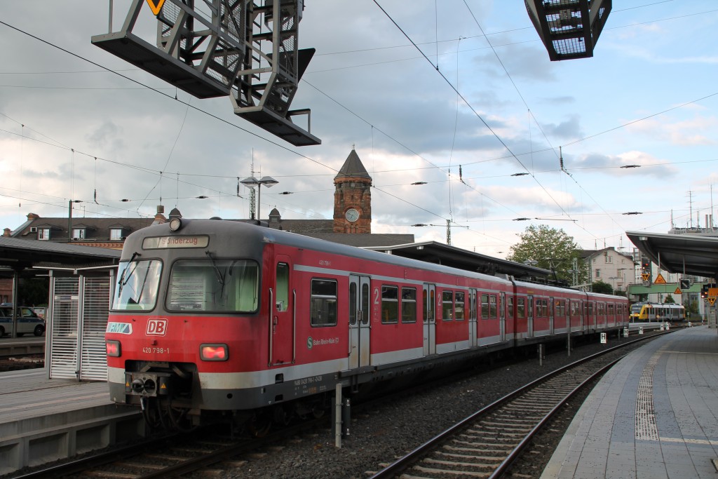 Ein ungewöhnlicher Anblick sah man am 20.05.2015 in Gießen auf Gleis 13. 420 298 ist mit seiner Überführungsfahrt gut angekommen.