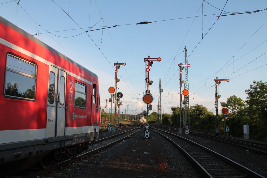 Am 20.05.2015 wartet 420 298 in Gießen auf Gleis 63.