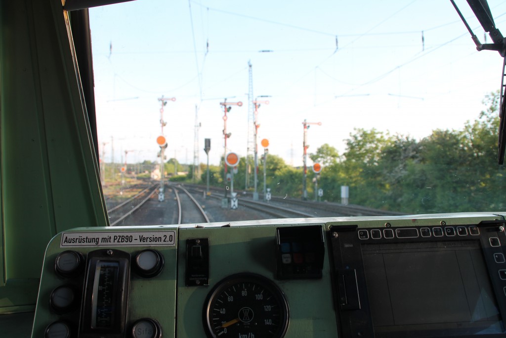 Ein Blick durch den Führerstand von 420 298 der in Gießen, am 20.05.2015, auf Gleis 63 wartete.