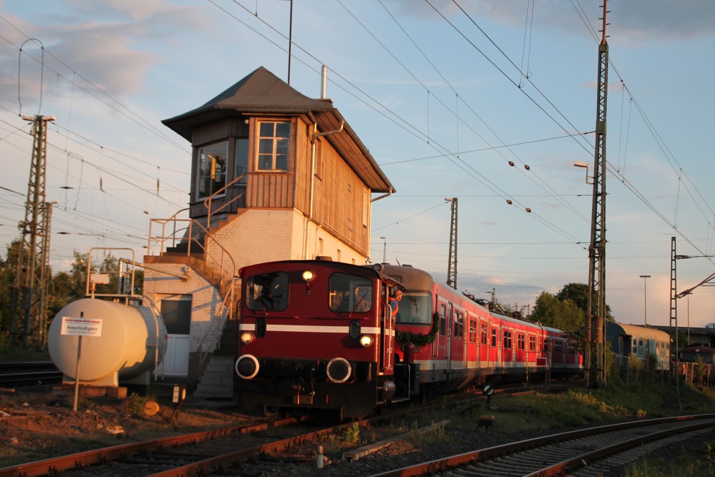 Am Abend des 20.05.2015 drückt eine Köf III 420 298 auf das Gelände der Oberhessischen Eisenbahnfreunde in Gießen.