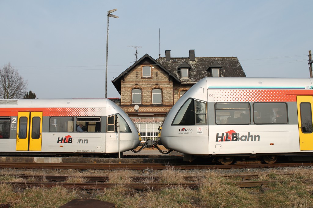 Zwei GTWs der HLB kreuzen am 19.03.2015 im Bahnhof Beienheim der Horlofftalbahn.