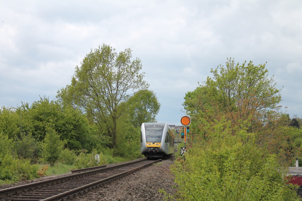 Ein GTW der HLB verlässt am 30.04.2015 den Bahnhof Friedberg über die Horlofftalbahn in Richtung Nidda. Er hat soeben das Einfahrvorsignal erreicht.