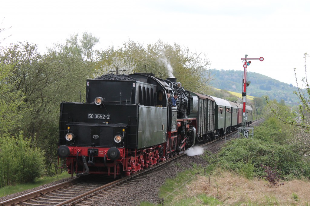 50 3552 der Museumseisenbahn Hanau verlässt am 26.04.2015 den Bahnhof Stockheim, der Lahn-Kinzig-Bahn, in Richtung Nidda.