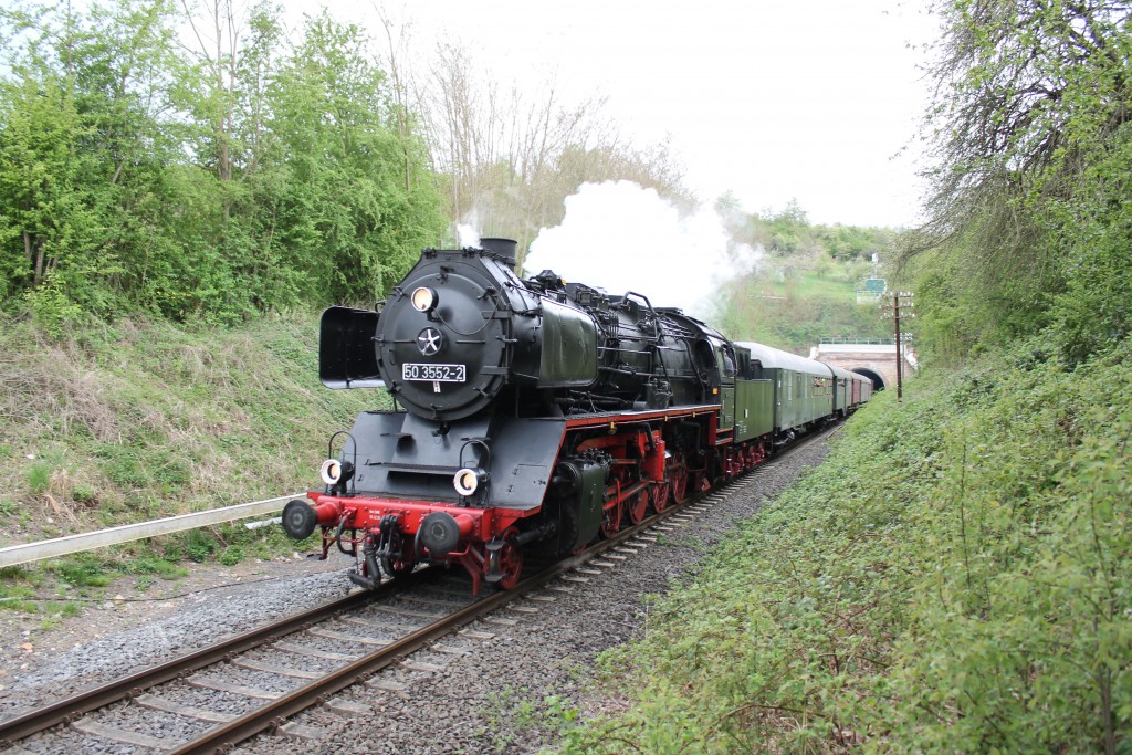 50 3552 der Museumseisenbahn Hanau verlässt am 26.04.2015 den Effolderbacher Tunnel, der Lahn-Kinzig-Bahn, in Richtung Stockheim.