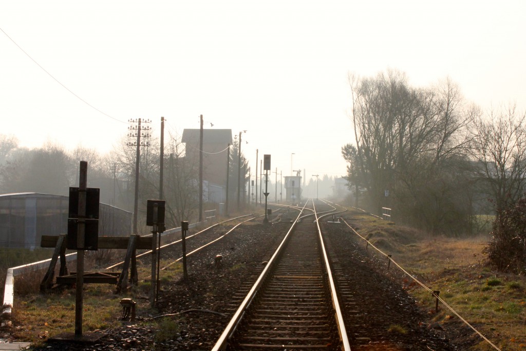 “Morgenstund hat Gold im Mund”, der Bahnhof Hungen auf der Lahn-Kinzig-Bahn am 19.03.2015.