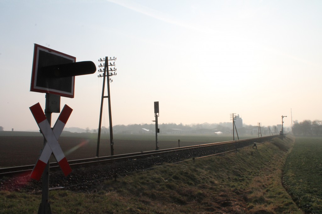 In der Morgensonne steht das Einfahrsignal von Hungen auf der Lahn-Kinbzig-Bahn am 19.03.2015.