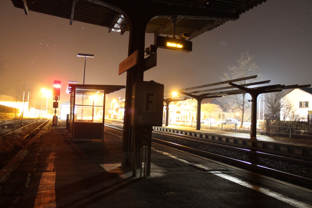 Eine Nachtaufnahme im Bahnhof Albshausen auf der Lahntalbahn am 17.03.2015.