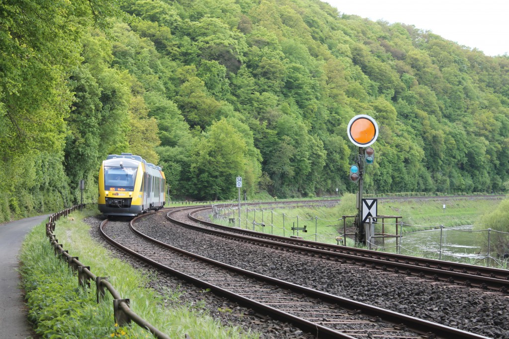 Am 07.05.2015 fährt ein LINT der HLB als Regionalbahn nach Gießen und hat gerade Aumenau verlassen.