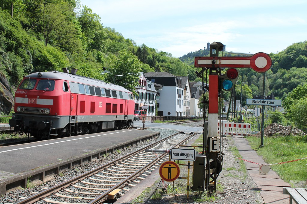 218 208 fuhr am 08.05.2015 Lz durch Balduinstein auf der Lahntalbahn.