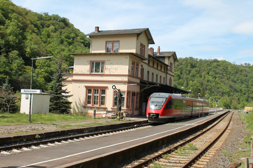 Ein TALENT der DB fuhr am 08.05.2015 als Regionalbahn in Balduinstein auf der Lahntalbahn in Richtung Koblenz aus.