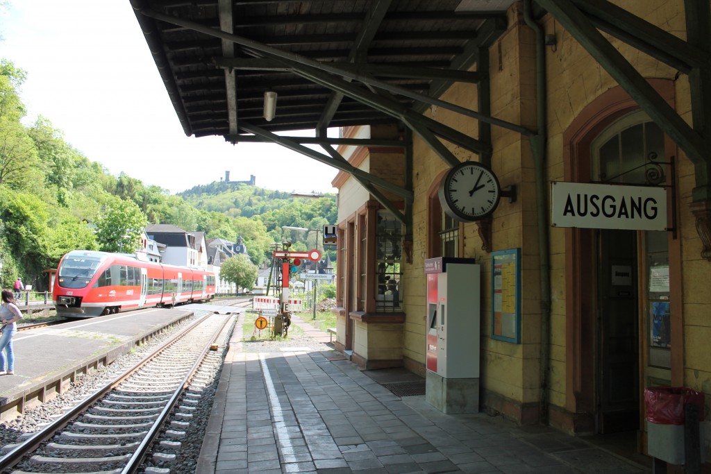 Ein TALENT der DB fuhr am 08.05.2015 als Regionalbahn in Balduinstein auf der Lahntalbahn in Richtung Limburg ein.