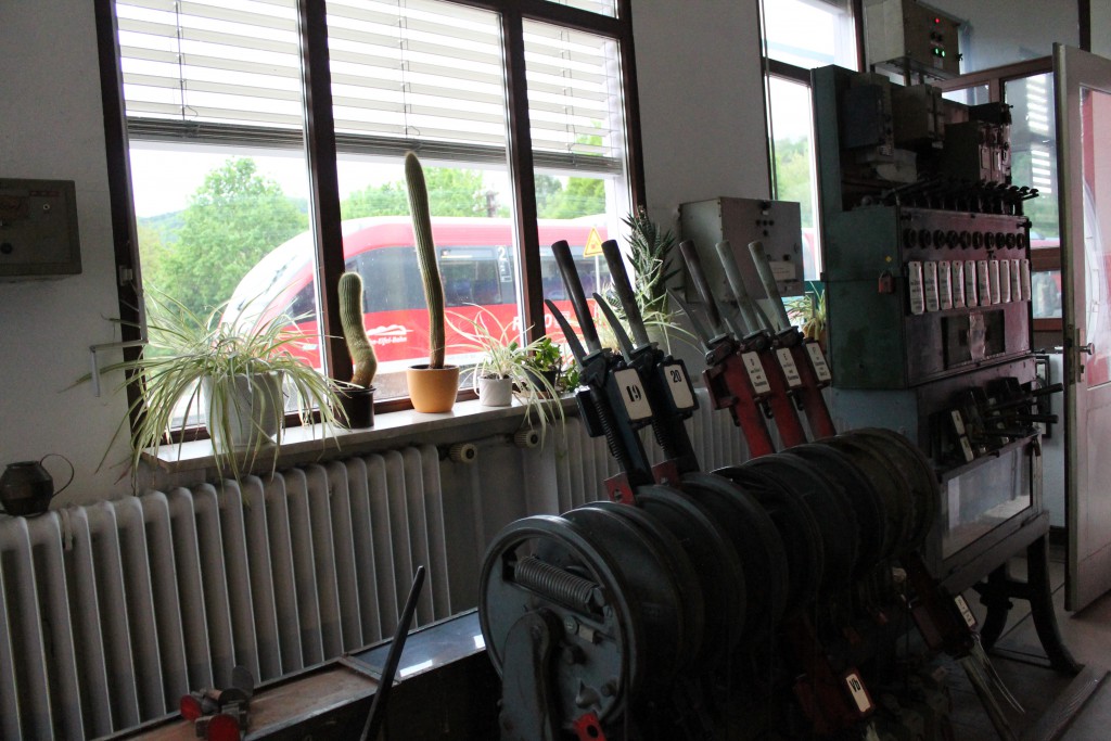 Der Blick aus dem Stellwerk im Bahnhof Nassau auf der Lahntalbahn zeigt am 08.05.2015 einen TALENT als Regionalbahn nach Limburg.