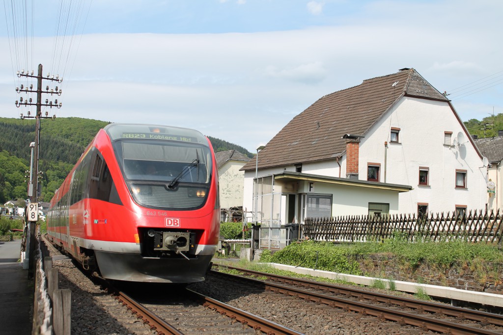 Am 09.05.2015 fuhr ein TALENT der DB am Schrankenposten 55 in Miellen auf der Lahntalbahn in Richtung Koblenz vorbei.