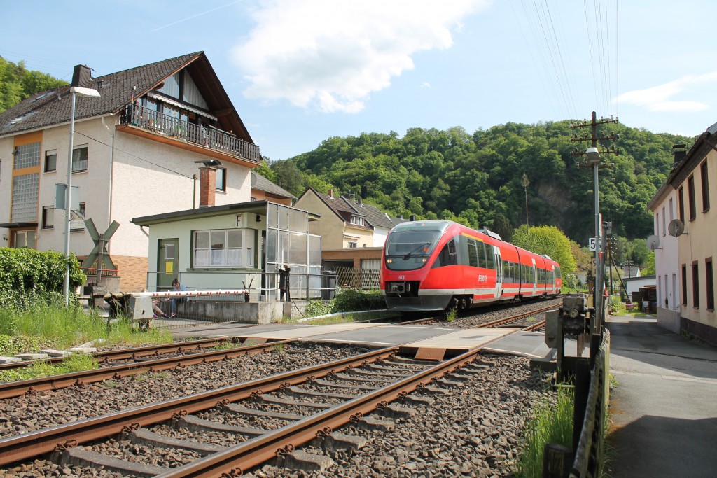 Am 09.05.2015 fuhr ein TALENT der DB am Schrankenposten 55 in Miellen auf der Lahntalbahn in Richtung Limburg vorbei.