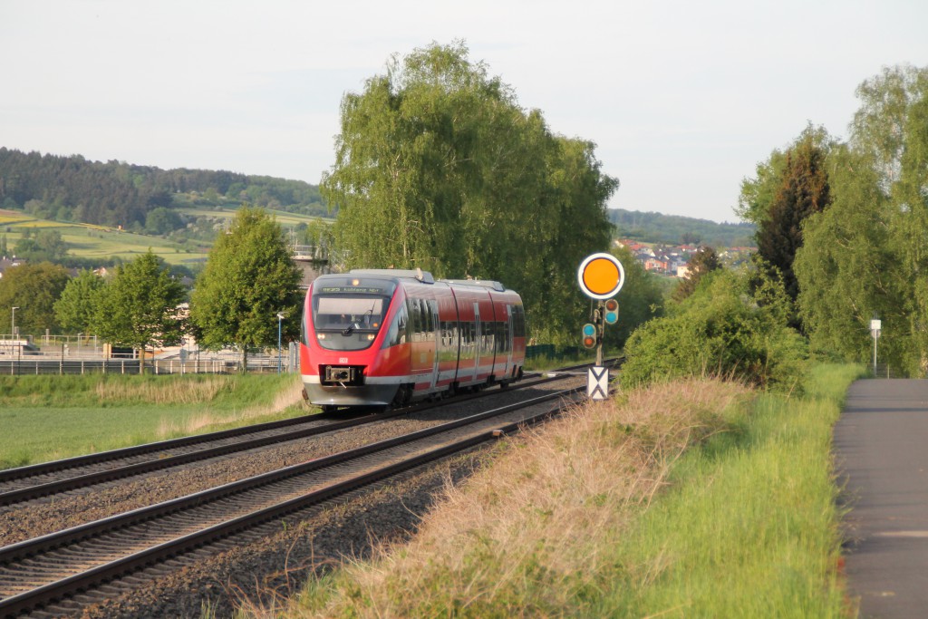 Am 11.05.2015 ist ein TALENT der DB als Regionalexpress nach Koblenz über die Lahntalbahn unterwegs, gerade erreichte er das Einfahrvorsignal der Gegenrichtung.