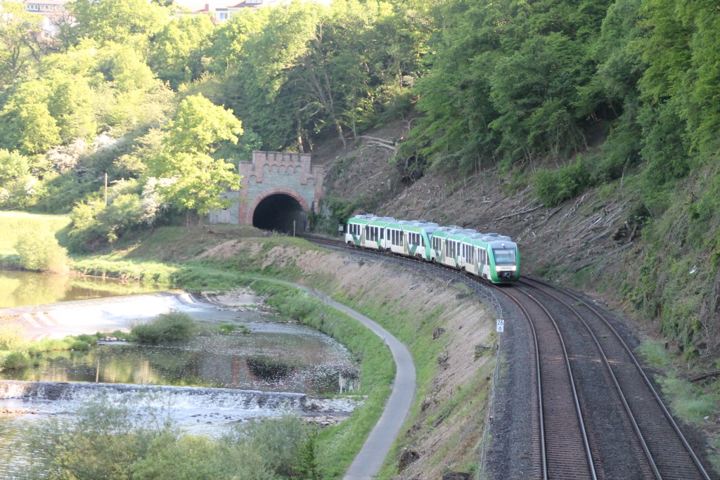 Ein LINT der VECTUS verlässt am 13.05.2015 den Kirschhofener Tunnel auf der Lahntalbahn.