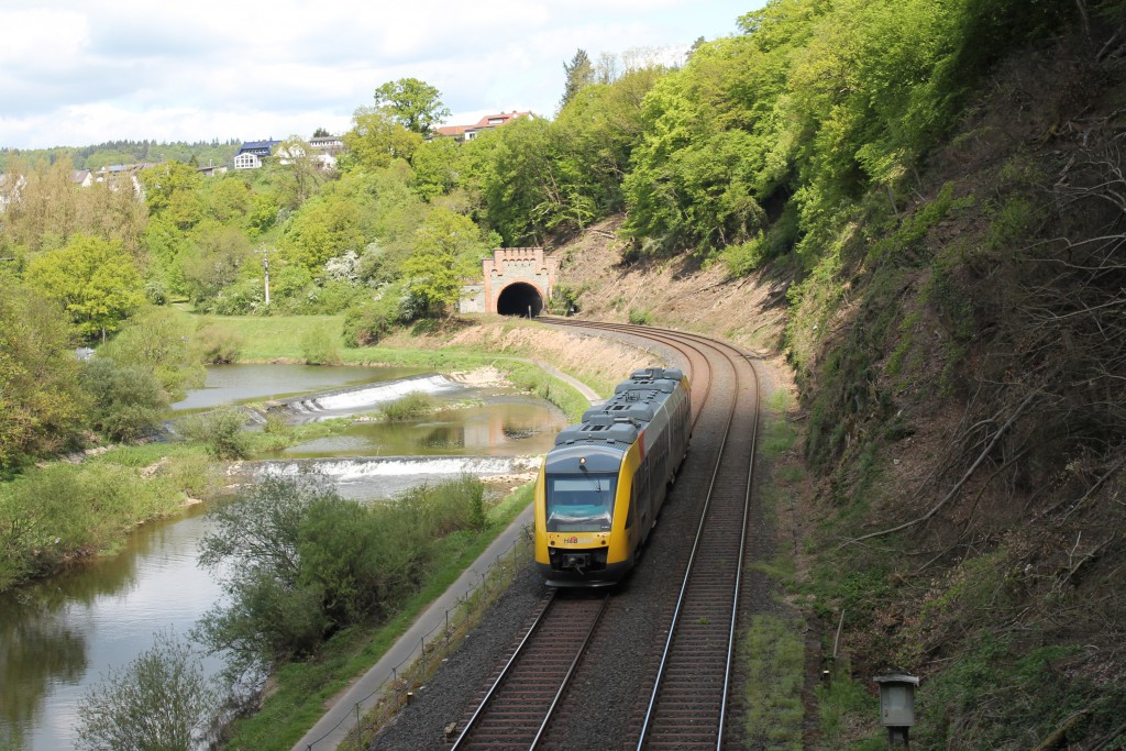 Ein LINT der HLB fuhr am 07.05.2015 als RB nach Limburg und ist gerade zwischen dem Kirschhofener Tunnel und dem Michelsberger Tunnel.