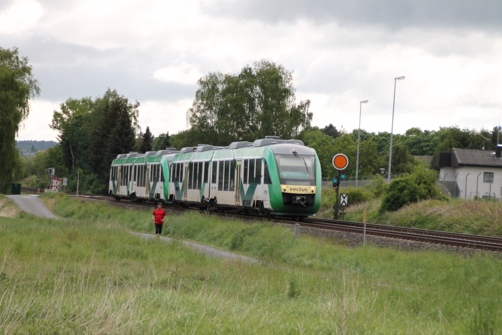 Am 20.05.2015 verlässt eine Doppeltraktion aus LINT der VECTUS den Haltepunkt Solms auf der Lahntalbahn. Soeben hat er das Einfahrvorsignal der Gegenrichtung erreicht.