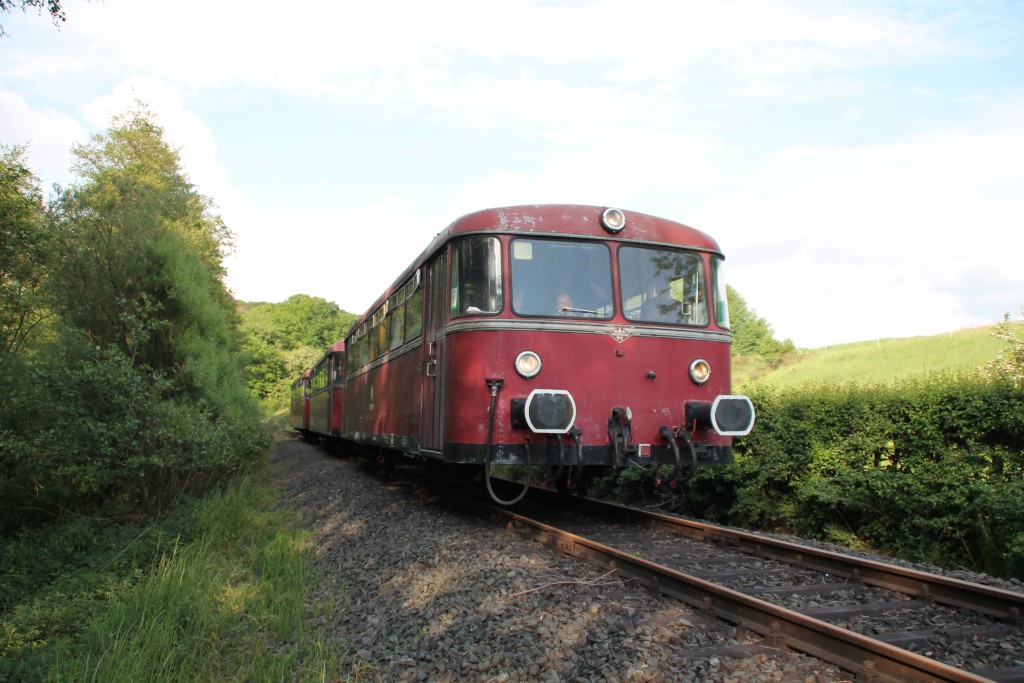 996 677 kommt am 25.05.2015 zurück vom Streckenende der Lumdatalbahn in Mainzlar.