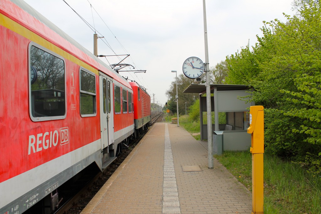 Am 25.04.2015 steht die Regionalbahn nach Wolfsburg, gebildet aus 112 131 und n-Wagen, im Bahnhof Meinersen bereit.