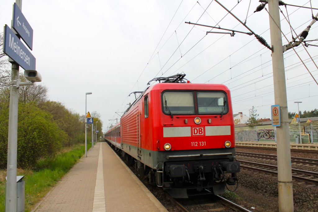 112 131 fährt am 25.04.2015 mit ihrer Regionalbahn aus n-Wagen im Bahnhof Meinersen in Richtung Wolfsburg ein.