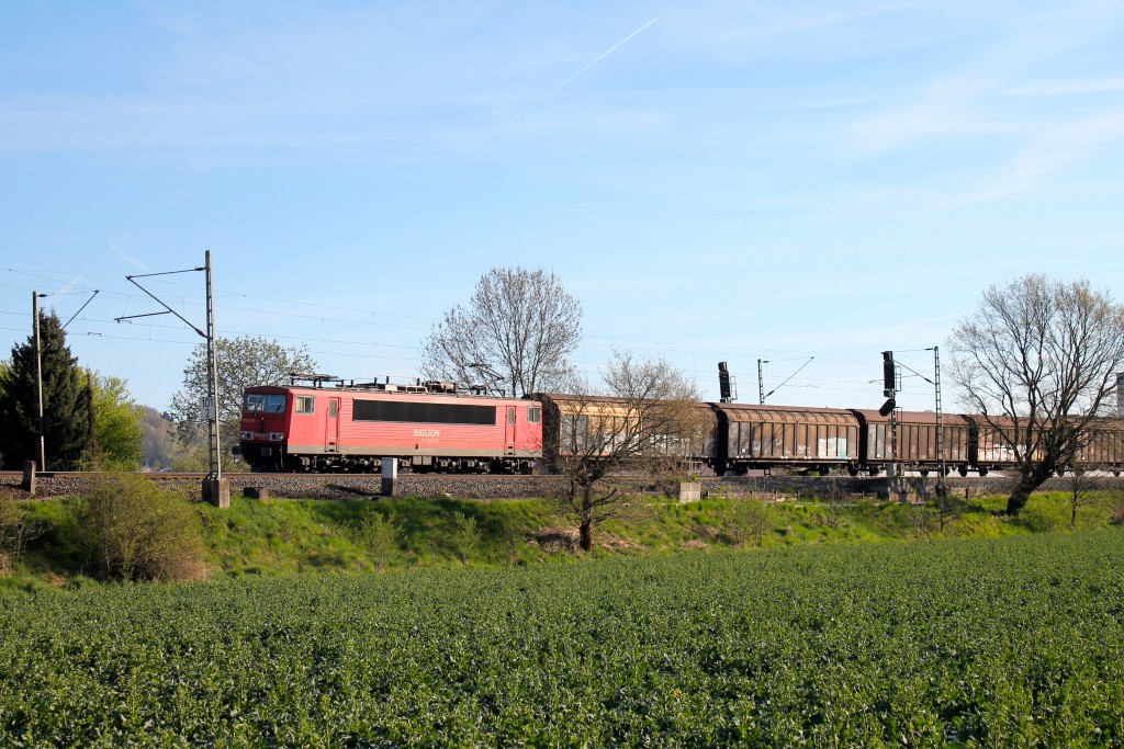 Eine 155 genießt mit ihrem Güterzug die Morgensonne am 21.04.2015 bei Cölbe auf der Main-Weser-Bahn.