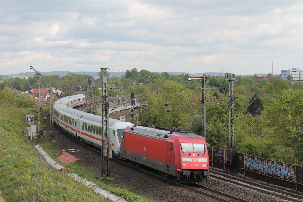 101 025 fährt am 03.04.2015 mit einem verspätetem IC auf der Main-Weser-Bahn in den Bahnhof Friedberg ein.