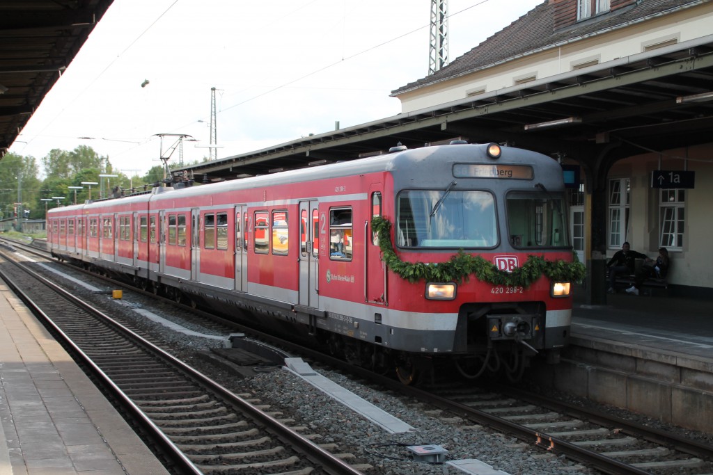 420 298 wartet am 20.05.2015, bei seiner Überführung nach Gießen, eine Überholung in Friedberg auf Gleis 1 ab.