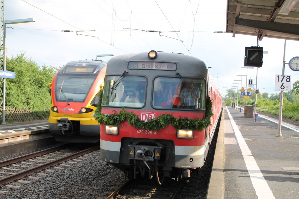 Am 20.05.2015 wartet 420 298, bei seiner Überführung nach Gießen, eine Überholung in Groß-Karben auf der Main-Weser-Bahn ab.