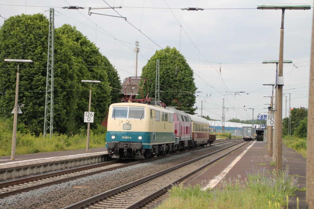 Am 27.05.2015 durchfährt 111 001 des DB Museums den Bahnhof Lollar auf der Main-Weser-Bahn um 216 221 nach Gießen zu überführen.