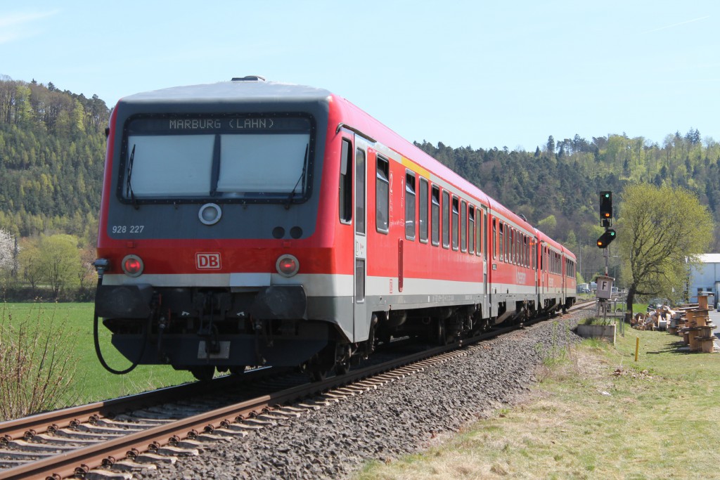 Farbenspiel am Einfahrsignal des Bahnhof Cölbe am 21.04.2015 für eine Doppeltraktion 628 als Regionalbahn nach Marburg.