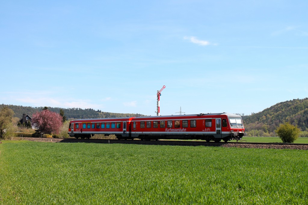 628 235 fährt am 21.04.2015 als Regionalbahn nach Marburg, auf der oberen Lahntalbahn, in den Bahnhof Sarnau ein.