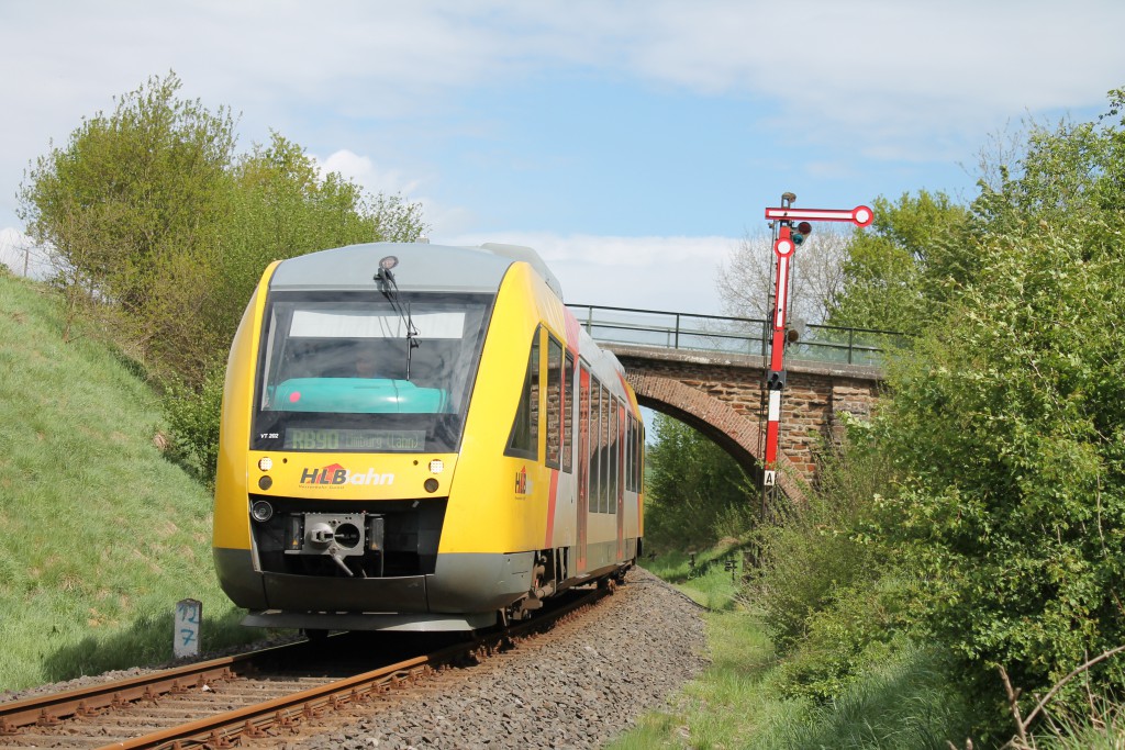 Ein LINT der HLB verlässt am 06.05.2015 Niederzeuzheim auf der Oberwesterwaldbahn in Richtung Limburg.