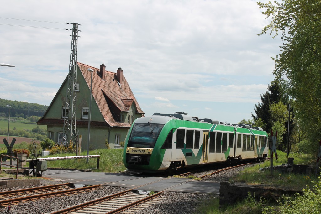 Ein LINT der VECTUS fährt am 06.05.2015 in den Bahnhof Wilsenroth auf der Oberwesterwaldbahn aus Richtung Limburg ein.