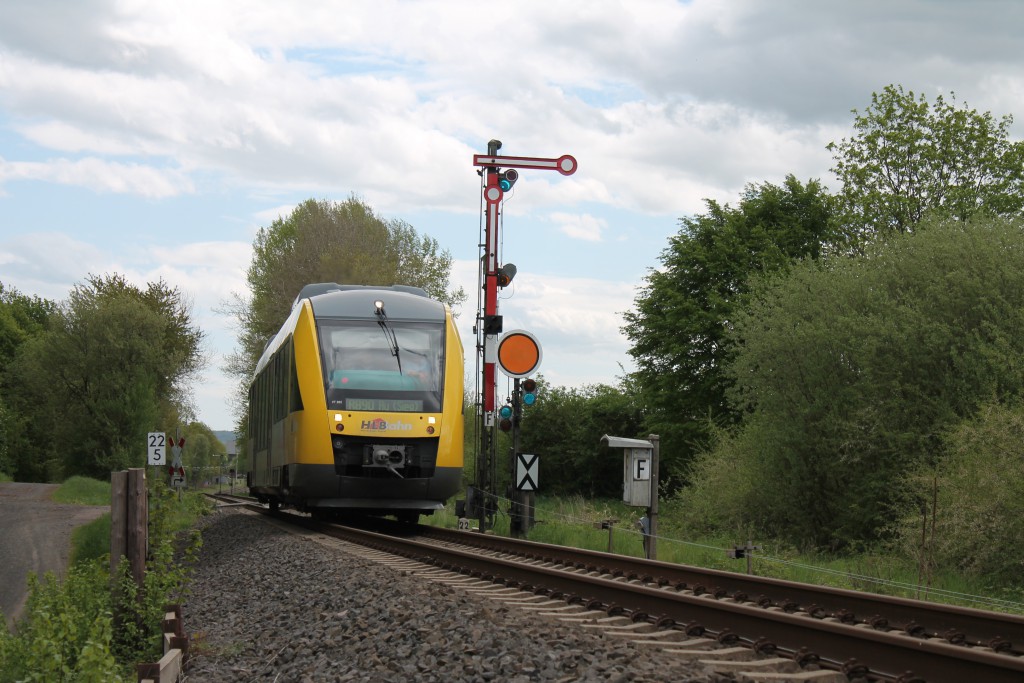 Ein LINT der HLB verlässt am 06.05.2015 den Bahnhof Wilsenroth auf der Oberwesterwaldbahn in Richtung Westerburg.