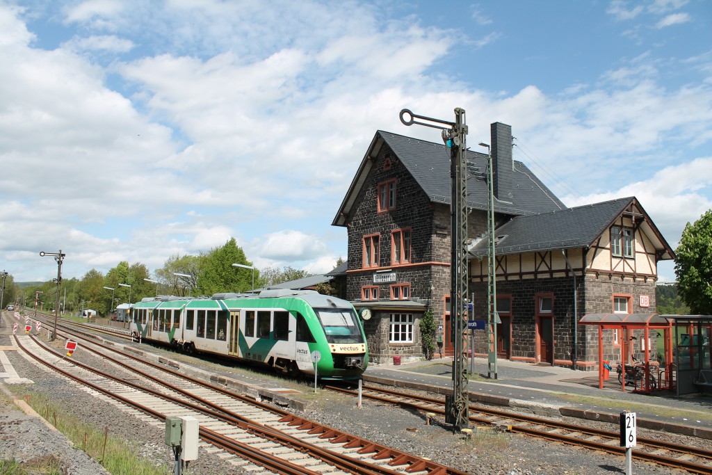 Ein LINT der VECTUS hält am 06.05.2015 im Bahnhof Wilsenroth auf der Oberwesterwaldbahn in Richtung Westerburg.