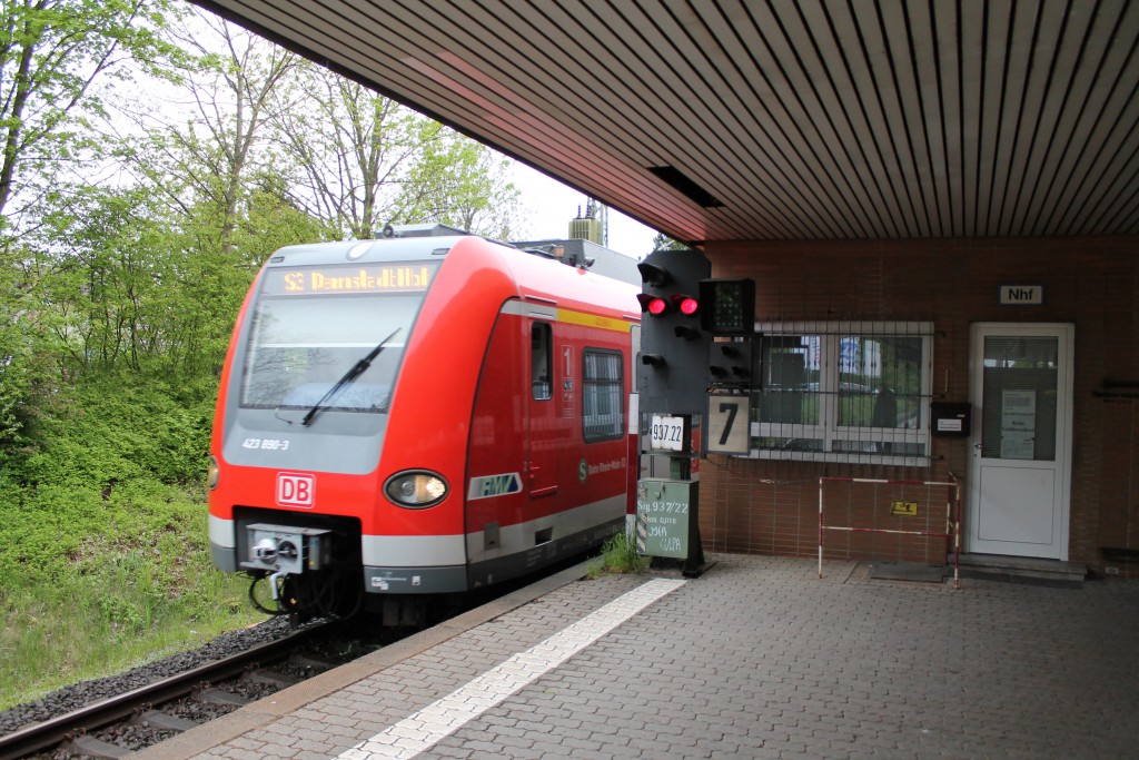 Am 30.04.2015 fährt 423 390, der S-Bahn Rhein-Main, als S3 nach Darmstadt Hbf im Bahnhof Niederhöchstadt ein.