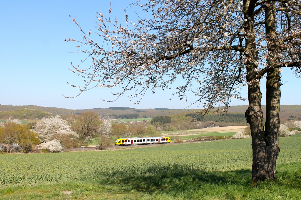 Ein LINT der HLB machte sich am 23.04.2015 von Grävenwiesbach, über die Taunusbahn, auf den Weg nach Brandoberndorf.