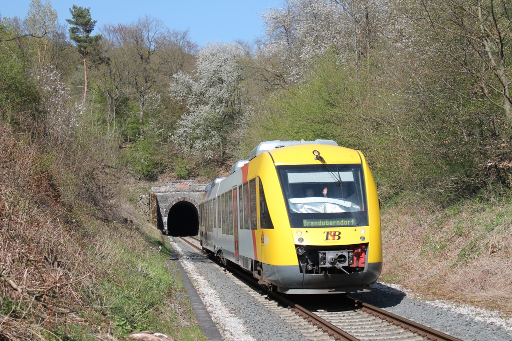 Ein LINT der HLB verließ am 23.04.2015 den Hasselborner Tunnel auf der Taunusbahn und erreicht gleich Grävenwiesbach.