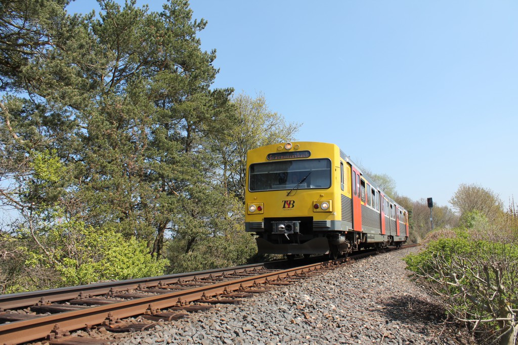 Ein VT2E der HLB verließ am 23.04.2015 den Bahnhof Usingen, auf der Taunusbahn, und ließ soeben das Einfahrsignal hinter sich.