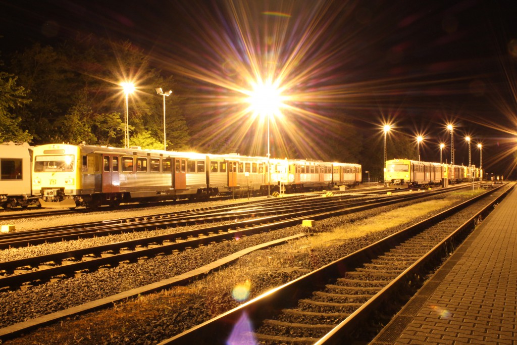 Am 15.05.2015 stehen in Grävenwiesbach, auf der Taunusbahn, mehrere VT2E-Einheiten zur Nachtruhe abgestellt.