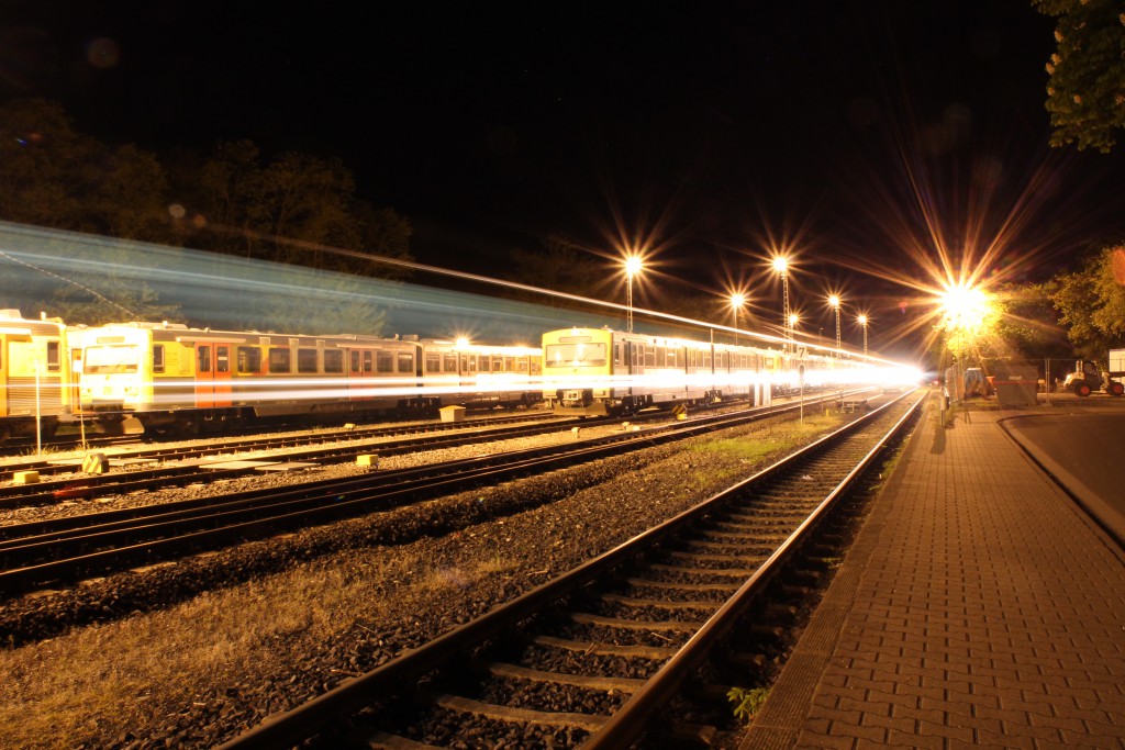 Am 15.05.2015 kommt der vorletzte Zug aus Brandoberndorf im Bahnhof Grävenwiesbach, auf der Taunusbahn, an. Im Hintergrund stehen mehrere VT2E zur Nachtruhe.