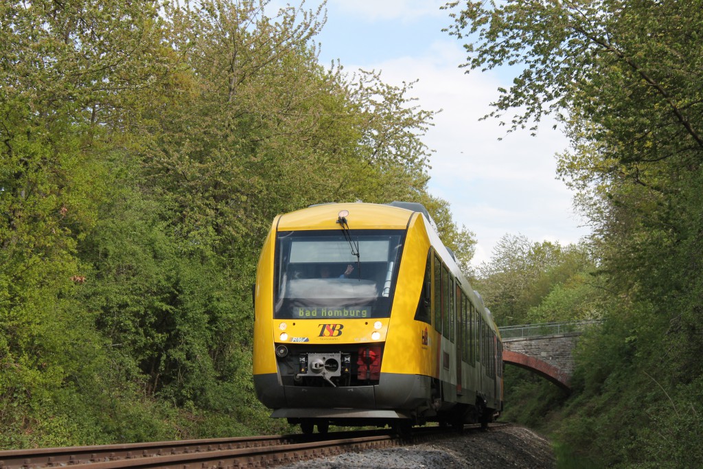 Ein LINT der HLB ist am 05.05.2015 unterwegs nach Bad Homburg, gleich erreicht er über die Taunusbahn den Bahnhof Grävenwiesbach.