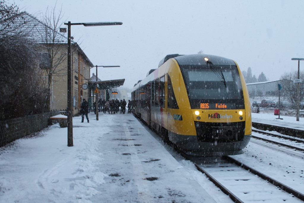 Im Schneetreiben wartet am 27.01.2015 ein LINT der HLB im Bahnhof Grünberg, auf der Vogelsbergbahn, auf Ausfahrt in Richtung Fulda.