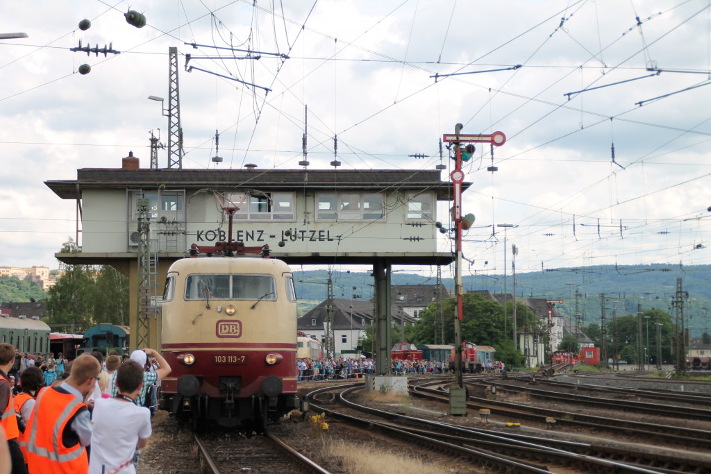 103 113 durchfährt während der Lokparade im DB-Museum am 13.06.2015 das Reiterstellwerk in Koblenz-Lützel.