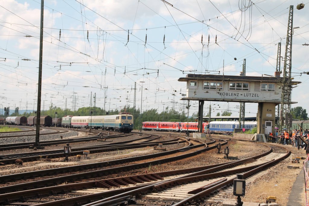 140 423 macht sich am 13.06.2015 als Sonderzug vom DB-Museum Koblenz-Lützel nach Frankfurt auf den Weg.