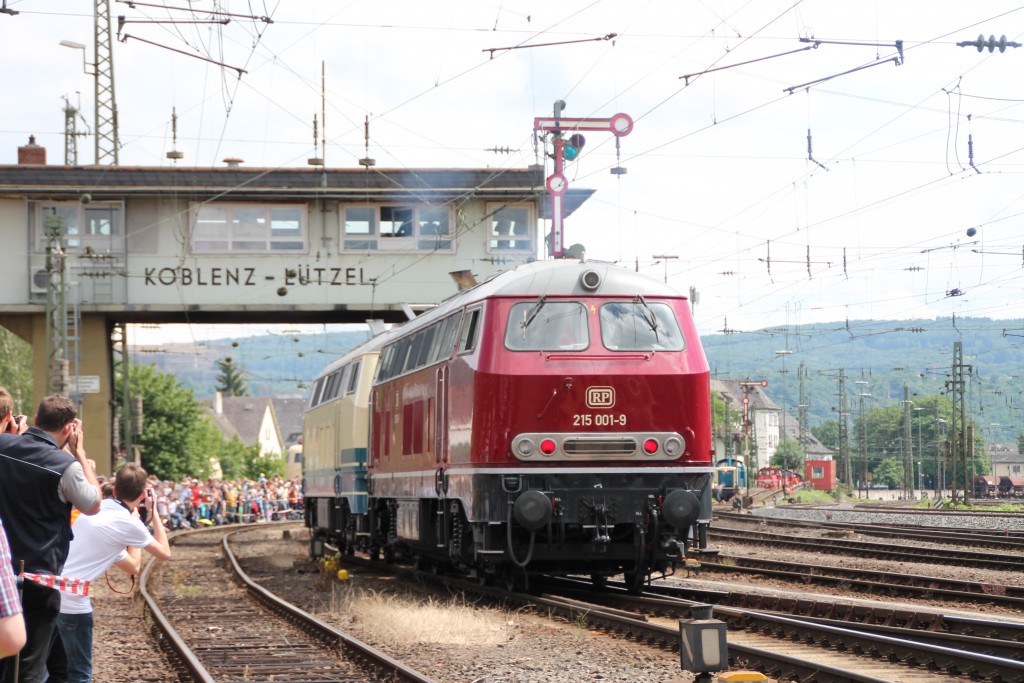 217 014 und 215 001 durchfahren am 13.06.2015 während der Lokparade des DB-Museum das Reiterstellwerk in Koblenz-Lützel.