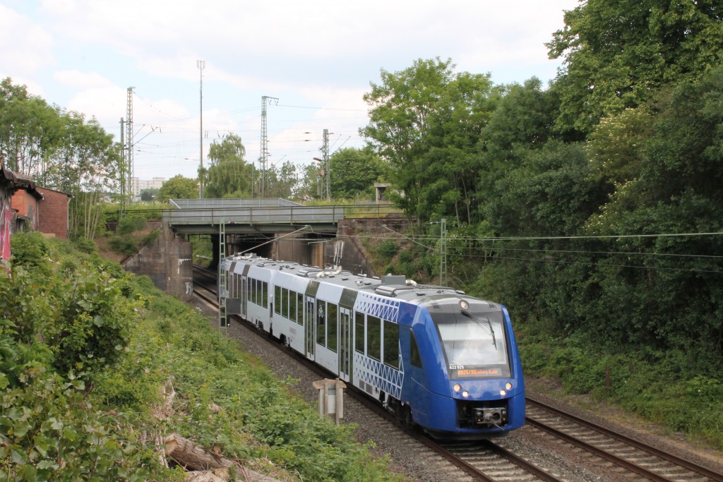 Ein LINT der VLEXX verlässt am 10.06.2015, als Ersatzzug für die HLB, den Bahnhof Gießen in Richtung Wetzlar.