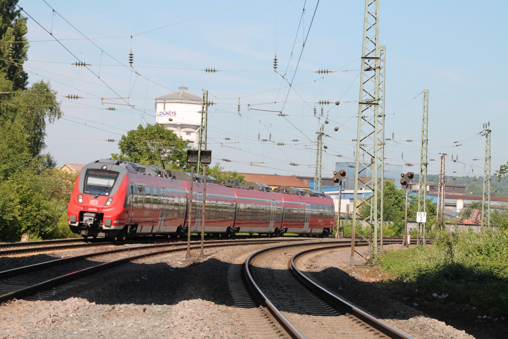 Am 05.06.2015 fährt 442 278 als Mittelhessen-Express nach Frankfurt über die Dillstrecke in den Bahnhof Wetzlar ein.