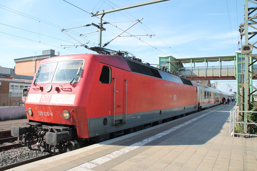 Am 05.06.2015 hält 120 126 mit Ihrem IC nach Stralsund im Bahnhof Gießen an.